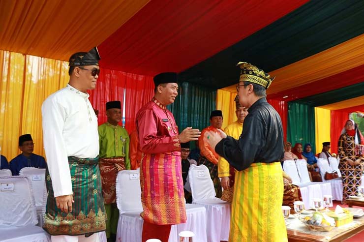 Wako Pekanbaru Dr H Firdaus ST MT bersalaman dengan Gubri Syamsuar